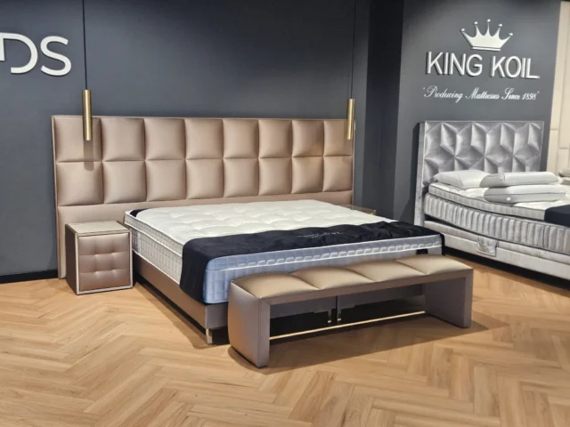 🛏️ Elegancja w najlepszym wydaniu!
Model, który od razu przyciąga spojrzenia – nowoczesne wezgłowie, perfekcyjnie dopasowana ławka oraz ekskluzywne wykończenia bocznych szafek. Całość tworzy kompletny zestaw sypialniany, który łączy design premium z codzienną wygodą snu.
💤 Na materacu King Koil sen to czysta przyjemność.
💎 Detale mają znaczenie – zobacz na żywo w naszym showroomie!
📍Katowice, Galeria Wnętrz Nowy Roździeń
📲 Sprawdź więcej na naszym Instagramie
#AmericanBeds #KingKoil #sypialnia #designwnętrz #łóżkoluksusowe #komfortsnuwzasięgu