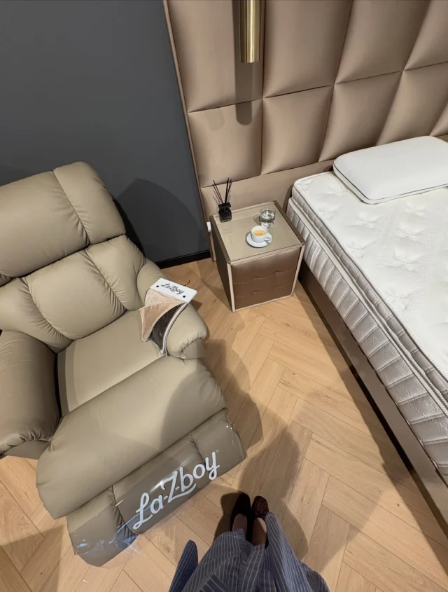 Zasługujesz na chwilę prawdziwego relaksu.
La-Z-Boy - marka znana również z kultowego serialu „Przyjaciele” -to pionier foteli z funkcją relaksu. 
Ulubiona książka, filiżanka kawy i wygoda, która pozwala naprawdę odpocząć.
Usiądź wygodnie. Resztę zostaw fotelowi. ✨